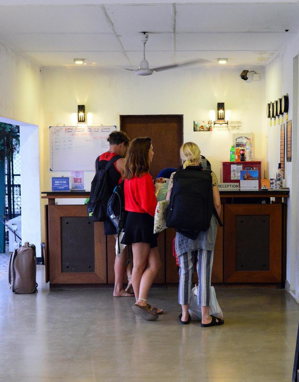 Hangover Hostels @ Colombo Intl Airport Katunayaka Exterior foto